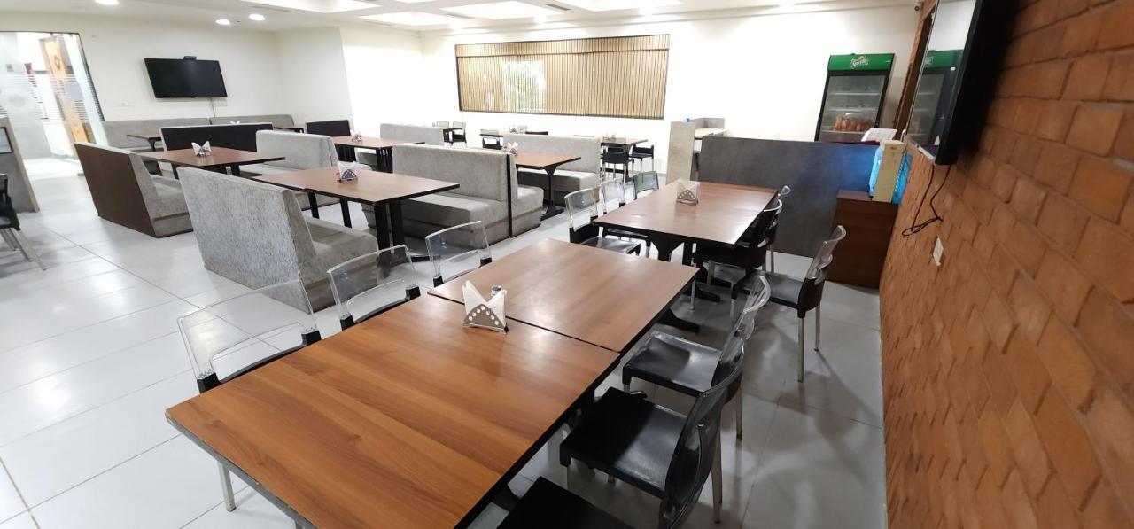 Apricot Hotel , Ahmadabad Zewnętrze zdjęcie