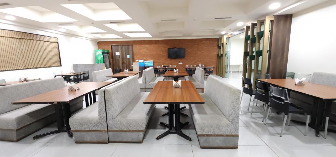 Apricot Hotel , Ahmadabad Zewnętrze zdjęcie